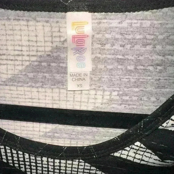 Lularoe XS black‎ & white geometric print long sleeve Lynnae top. NWT. Hi/lo hem - Picture 8 of 10